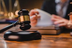 Hombre es condenado a 25 años de prisión por abuso sexual infantil a su hija en Queens.