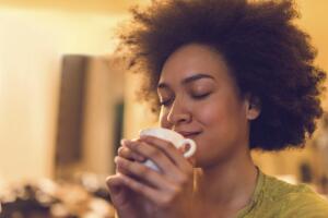 Mujer tomando cafe