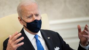 Biden acusa a gobernadores de Texas y Mississippi de pensar como neandertales