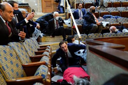 (FOTOS) PRIMERA VEZ EN LA HISTORIA DE EEUU QUE PASA EN EL CAPITOLIO 45 Un grupo de representantes se refugia en los asientos de la Cámara baja.