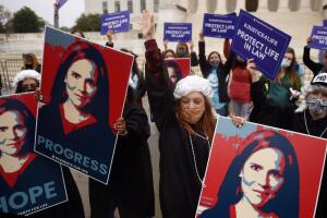 Simpatizantes de la nominada a la Corte Suprema, Amy Coney Barret (y del presidente Donald Trump) expresan su complacencia por el inicio de las audiencias para la confirmación de la jueza para un puesto en la Corte Suprema, frente al edificio del máximo tribunal en Washington DC.