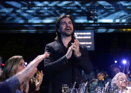 Juanes no ocultaba su emoción cada vez que uno de sus reconocidos colegas culminaba una de sus canciones, y se ponía en pie para aplaudir el espéctaculo que, como es tradición, no se retransmite por televisión, algo que lo convierte más aún en un momento especial y privado.