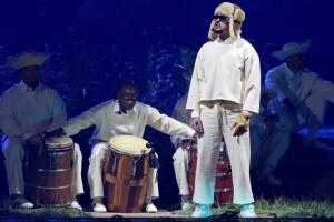 Bad Bunny hace historia en el Super Bowl al ser el primer artista latino que cantará solo en español.