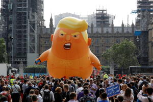 El globo de 'Bebé Trump' antes de elevarse en las calles de Londres, durante la primera visita del presidente al Reino Unido.