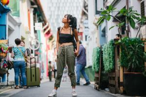 mujer-crop-top-pantalones-cargo.jpg