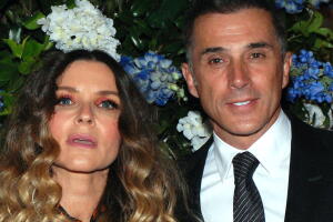 Issabela Camil admite que "no entiende" porqué Sergio Mayer se mete en tantas polémicas
