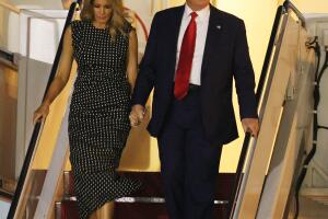 El presidente estadounidense Donald Trump y la primera dama Melania Trump abandonan el avión presidencial Air Force One en el aeropuerto internacional Palm Beach el 23 de diciembre del 2020.
