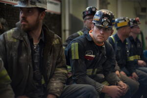 Trabajadores de una mina de carbón en Sycamore, Pennsylvania, esperan al administrador de la EPA Scott Pruitt, el 13 de abril de 2017, 