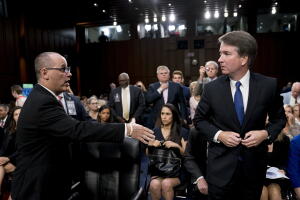 Fred Guttenberg, padre de Jamie, niña asesinada en la escuela de Parkland, Florida, intenta estrechar la mano del elegido por Trump para la Corte Suprema, Brett Kavanaugh. El juez le dio la espalda y no estrechó su mano. 