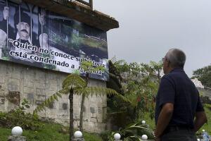 "Quien no conoce su historia, está condenado a repetirla", dice el cartel en una pared de La Catedral, donde estuvo 'preso' Pablo Escobar.