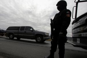 Un policía estatal vigila una carretera de Nuevo Laredo, Tamaulipas