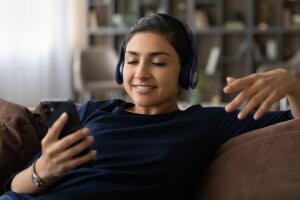 mujer escuchando musica.jpg