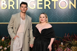 Nicola Coughlan y Luke Newton, actores de 'Bridgerton'