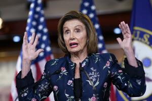 La presidenta de la Cámara de Representantes, Nancy Pelosi, es criticada por los republicanos por acatar una orden del médico del Congreso. 