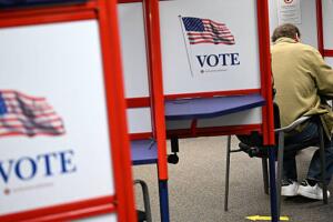 La medida exigiría documentos como pasaporte o certificado de nacimiento para registrarse como votante.