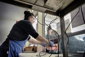 TRABAJADORA DE CAFETERÍA