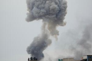 Una columna de humo se eleva tras un ataque en Teherán, Irán, el lunes 2 de marzo de 2026. 