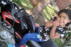 Niña migrante venezolana en la selva de Darién