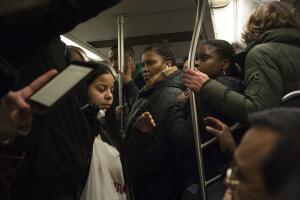 En los trenes de NYC no cabe ni un alfiler 