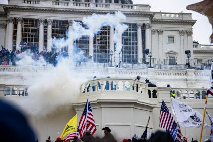 (FOTOS) PRIMERA VEZ EN LA HISTORIA DE EEUU QUE PASA EN EL CAPITOLIO 43 El momento en que el grupo de manifestantes supera a las autoridades y comienza a entrar al parlamento.