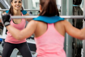 Aprenda como fazer o exercício que empina o bumbum sem sofrer incômodos