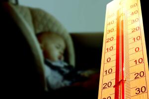 Niños olvidados en autos bajo el calor