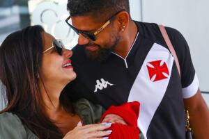 Viviane Araújo deixa maternidade