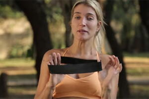 Gabriela Pugliesi ensina série de exercícios com apenas um acessório