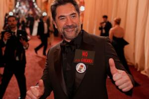 Bardem también mostró su postura política a través de su 'outfit'.  