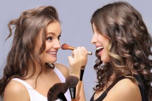 mujeres-maquillandose-brocha.jpg