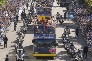 Dodgers celebran su bicampeonato en la Serie Mundial con un desfile por Los Ángeles.