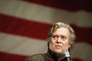 El entonces estratega presidencial Steve Bannon durante un acto electoral en Alabama, el 5 de diciembre de 2017. Legisladores interrogaron a Bannon sobre el tema de la campaña de Trump y Rusia, el martes 16 de enero de 2018.