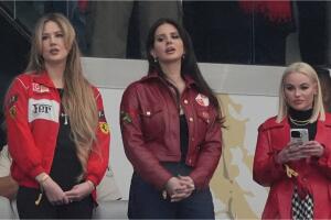 Lana del Rey durante el Himno Nacional de EEUU.