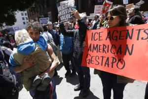 Manifestantes se abrazan afuera de la oficina de Inmigración y Control de Aduanas (ICE) en San Francisco, el martes 19 de junio de 2018. (Foto AP/Jeff Chiu)