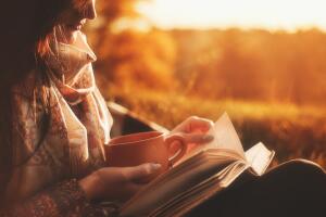 leer-libro-atardecer-bosque.jpg