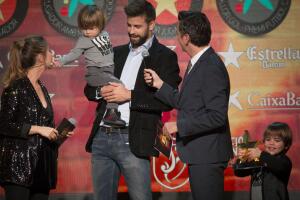 Shakira y Piqué con Milan y Sasha en una entrega de premios.