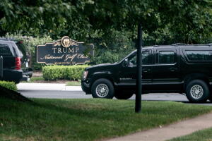Mientras ocurren los funerales Trump fue a jugar golf a Sterling, Virginia.