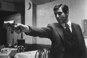 O Poderoso Chefão Michael Corleone aponta arma