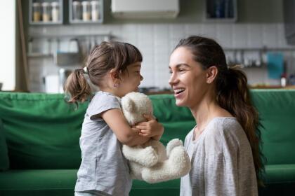 <b>Puesto 14. Cuidadores de niños. </b>Ganaron en promedio 26,000 dólares en 2018. Estos trabajadores son esenciales en cualquier economía porque mantienen a los niños supervisados antes de la edad escolar y permiten que ambos padres trabajen fuera de casa. Sin embargo, lo que ganaron los 437,000 de estos empleados que hay en EEUU es mucho menos de la media general el país (46,8000 dólares).