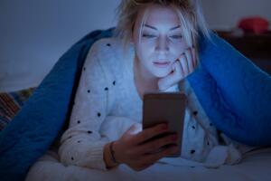 insomnio-celular-noche.jpg