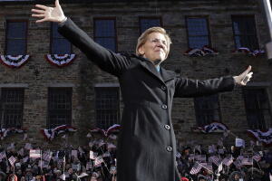 Elizabeth Warren saluda a sus seguidores en el acto donde anunció su campaña. 