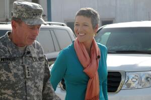 Jennifer Griffin (der) habla con el general David Petreus en una entrevista para Fox News en agosto de 2010.