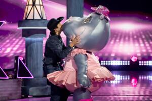 Tutupótama y Juanpa Zurita se dan un tierno beso en la octava gala de ¿Quién Es La Máscara?