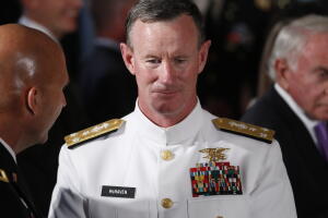 William McRaven, quien comojefe del Comando Conjunto de Operaciones Especiales tuvo el control operacional de la misión del Equipo SEAL para obtener a Osama bin Laden.