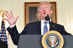 El presidente Donald Trump habla ante la prensa este 23 de marzo antes de firmar la ley de presupuesto que horas antes amenazó con no firmar.