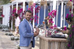 emily in paris laurent g nuevo personaje.jpg