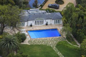 Una de las amenidades es que la residencia cuenta con una gran piscina rodeada de jardines. 