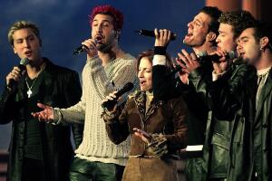 Singer Gloria Estefan (C) performs with the teen p