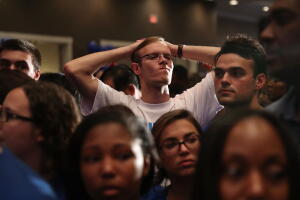Seguidores de Jon Ossoff reaccionan al saber la derrota del candidato demócrata en el 6to distrito de Georgia