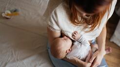 No es solo alimento: la leche materna también sirve como remedio natural para esta enfermedad común